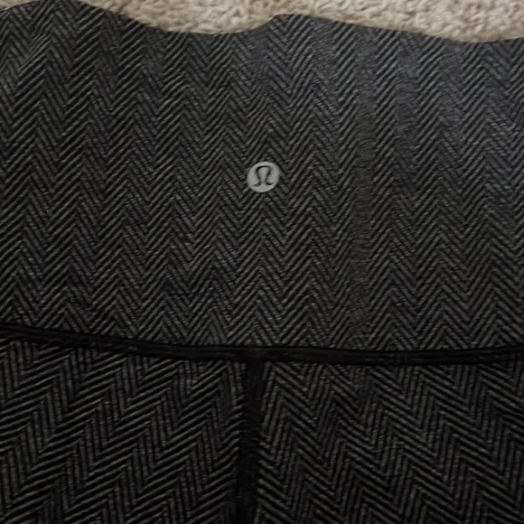 BLACK AND GREY CHEVRON LULULON LEGGING - Picture 3 of 4